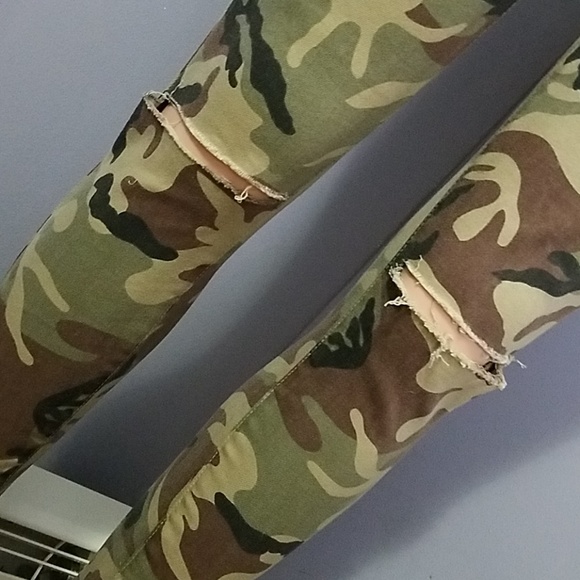 Distressed Imported Camo Jeans - Picture 7 of 8